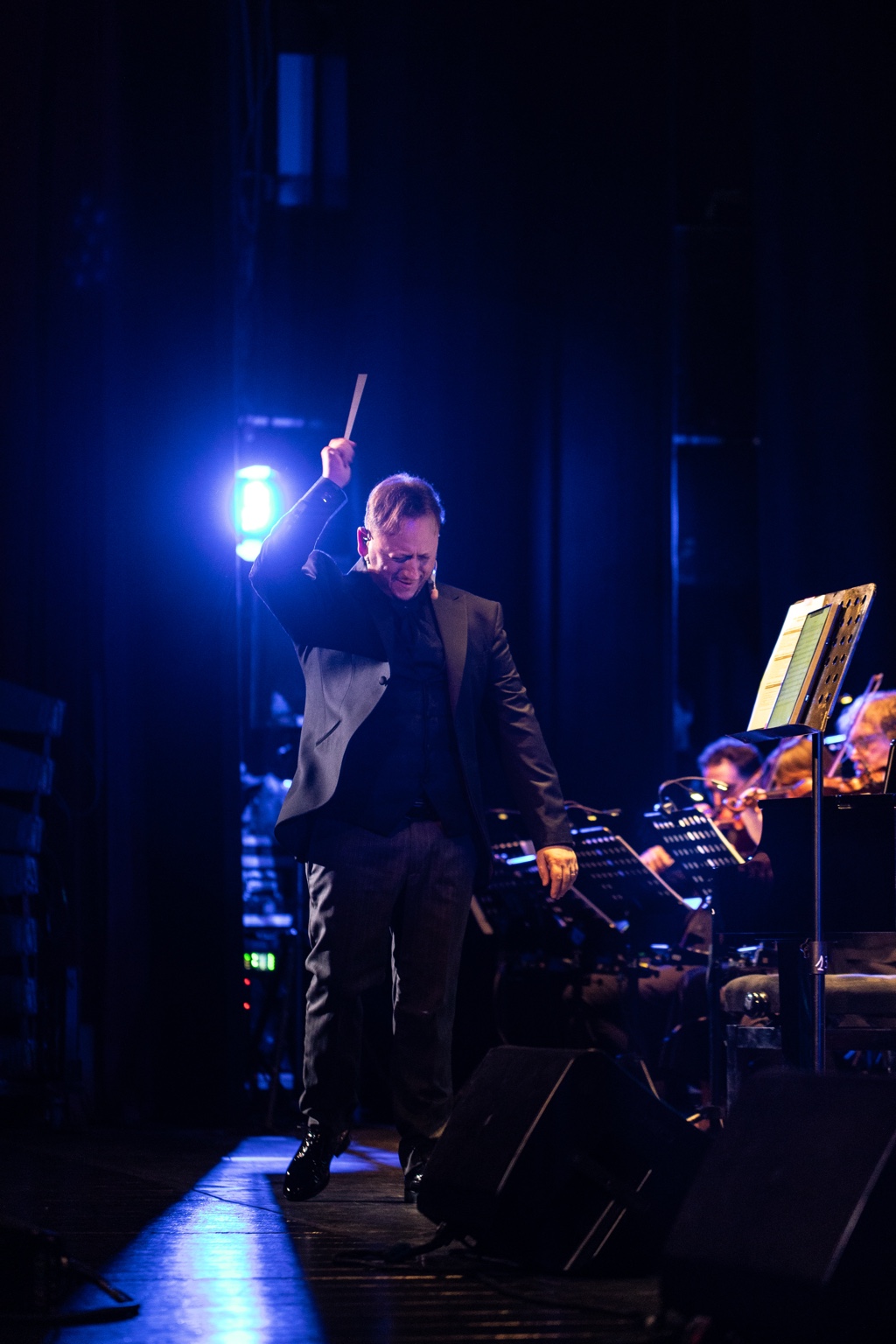 Vincenzo Sorrentino dirige l’orchestra durante il concerto