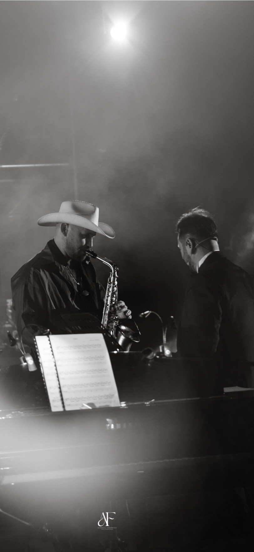 Vincenzo Sorrentino e Jimmy Sax durante l’esecuzione, in bianco e nero