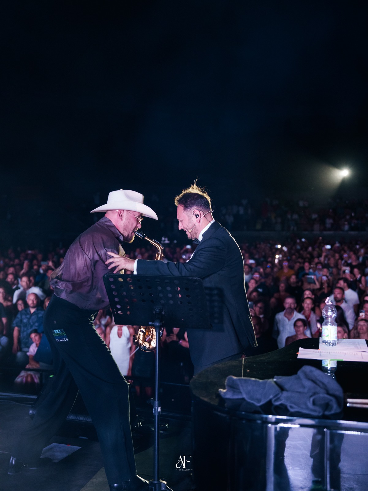 Vincenzo Sorrentino e Jimmy Sax davanti al pubblico durante un concerto