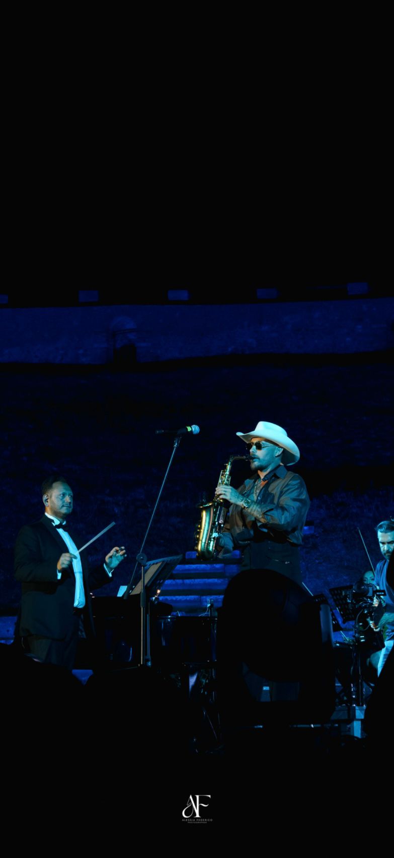 Vincenzo Sorrentino dirige accanto a Jimmy Sax sul palco
